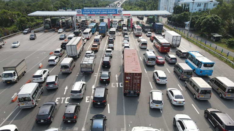 Giảng viên hướng dẫn sinh viên trong giờ học về kỹ thuật giao thông