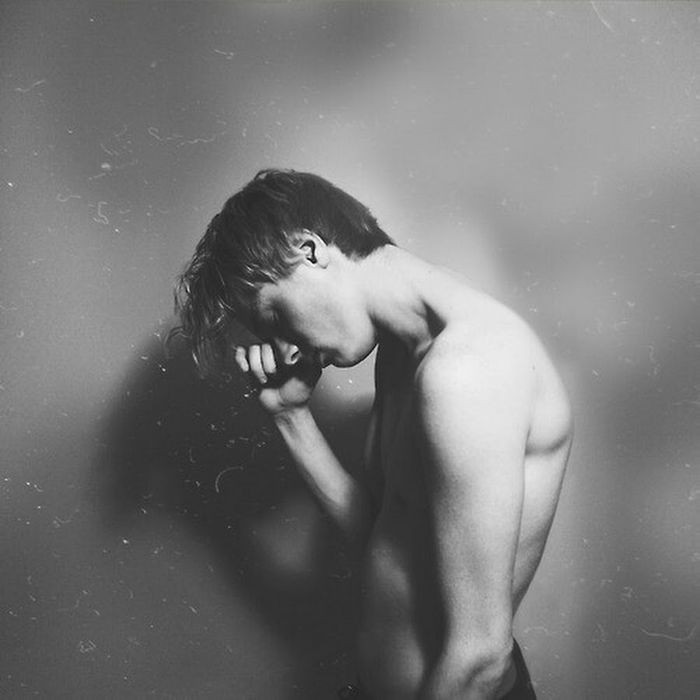 Góc nghiêng của chàng trai sadboiz che một phần mặt