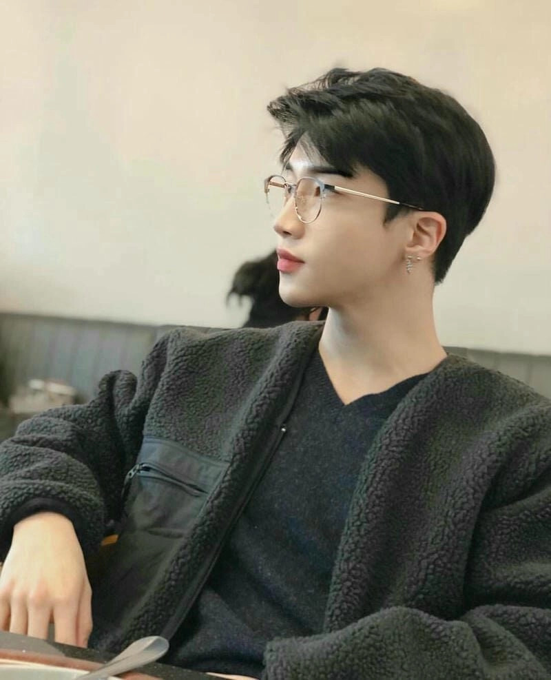 Góc nghiêng thần thánh của trai đẹp đeo kính trắng gọng tròn