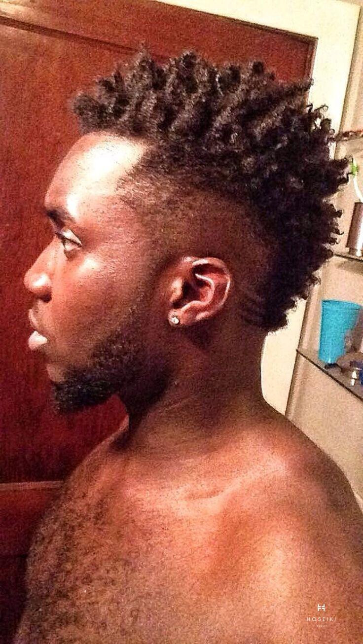 Góc nhìn từ phía sau cho thấy phần fade sát và độ dài mái của Mohican chéo