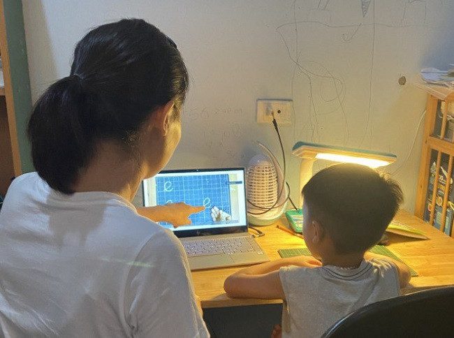 Hệ thống Azota hiển thị cảnh báo khi phát hiện học sinh có hành vi gian lận trong bài thi online