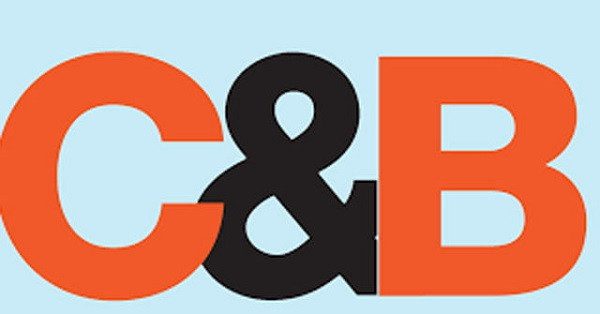 Bàn tay đang cầm tiền xu và tiền giấy, thể hiện vai trò liên quan đến lương bổng và phúc lợi