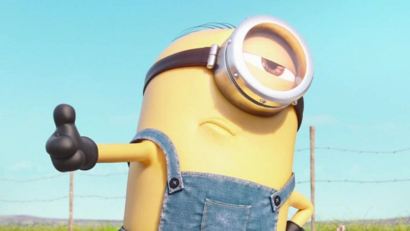 Hình ảnh Minion Stuart đang chơi guitar hoặc tạo dáng với nhạc cụ