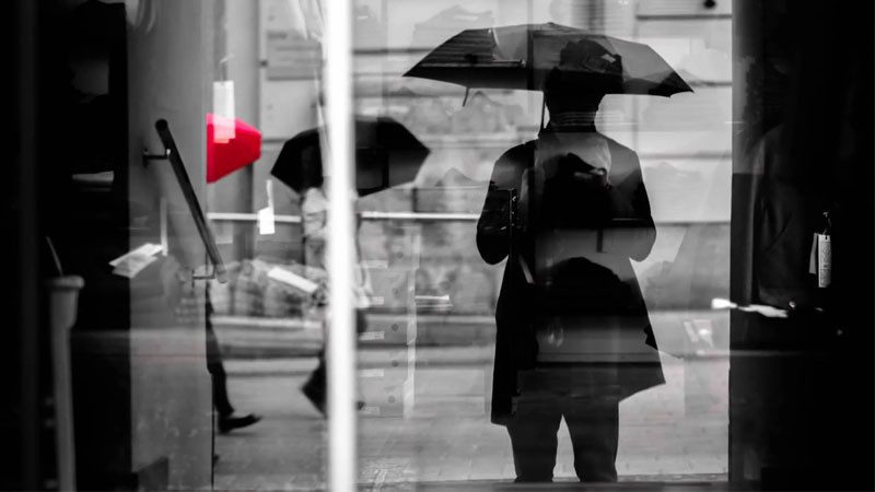 Khung cảnh thành phố cổ kính chìm trong mưa nhẹ với tông màu sepia hoài cổ