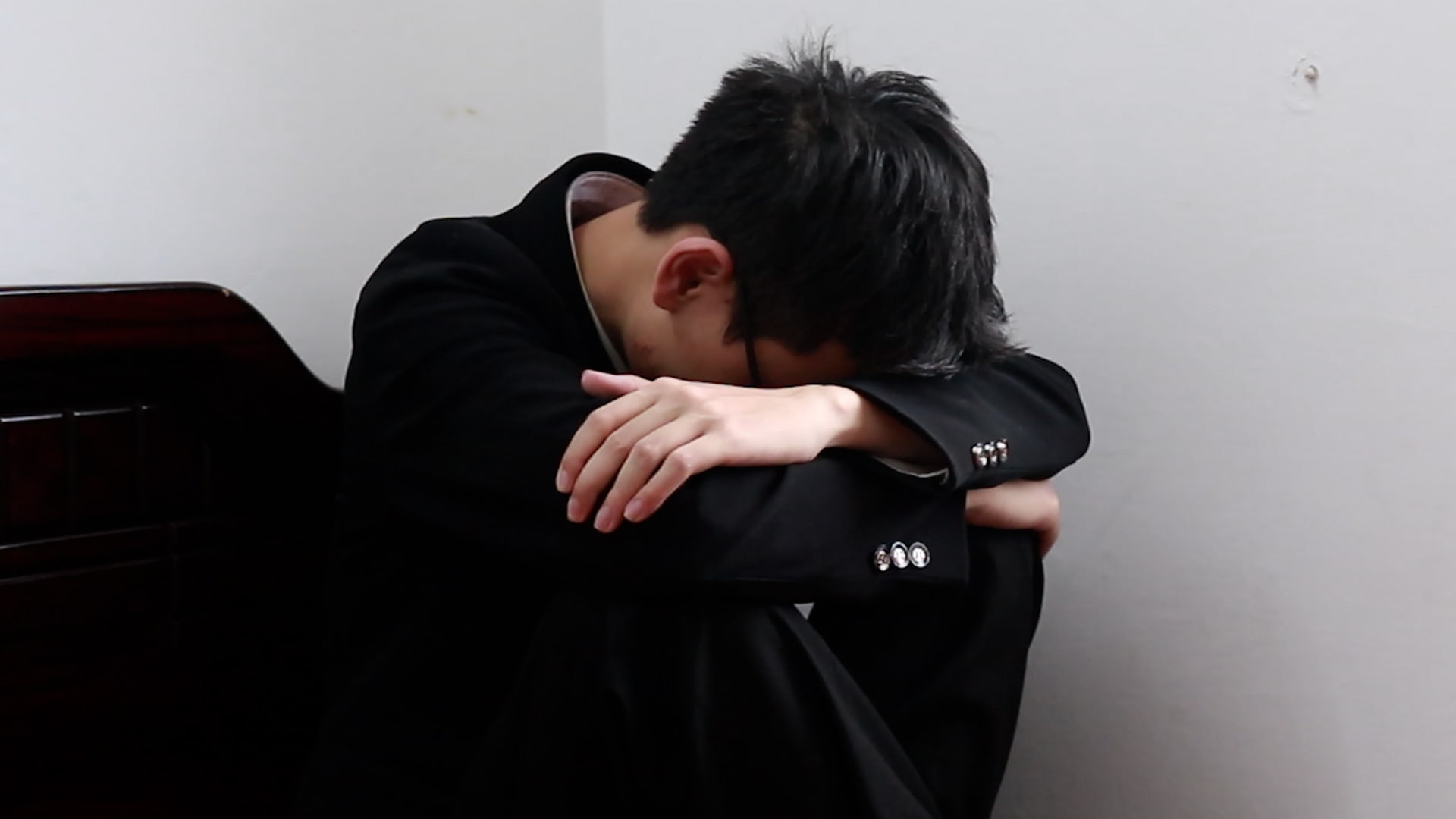 Hình ảnh nam giới sadboiz gục mặt xuống khi che mặt