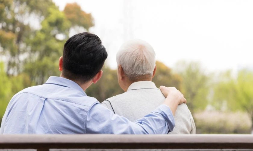 Hình ảnh cha và con cùng nhìn về phía xa xăm, thể hiện sự đồng hành.