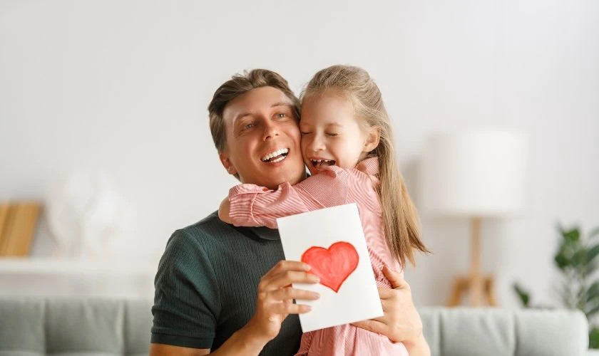 Hình ảnh cha và con cùng nhau chơi đùa, tạo dáng nghịch ngợm.