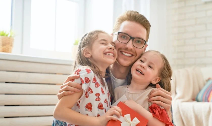 Hình ảnh cha và con gái cùng nhau làm bánh, thể hiện sự gắn kết.