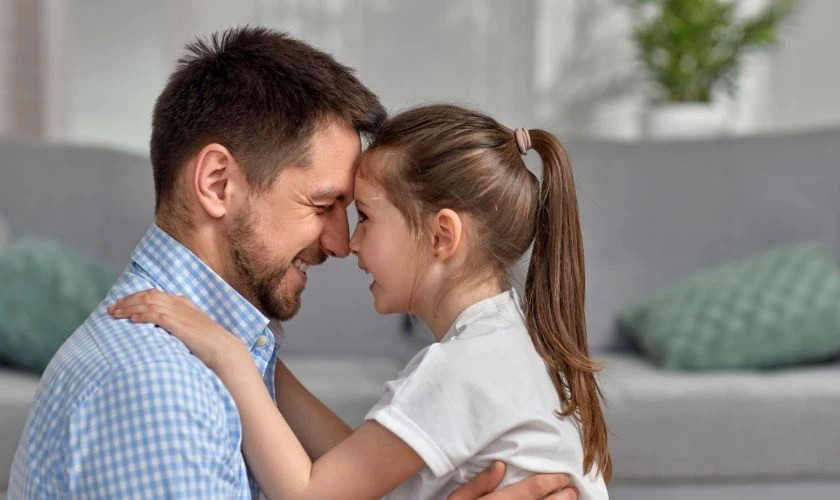 Hình ảnh cha và con gái cùng nhau đi dạo trong công viên.