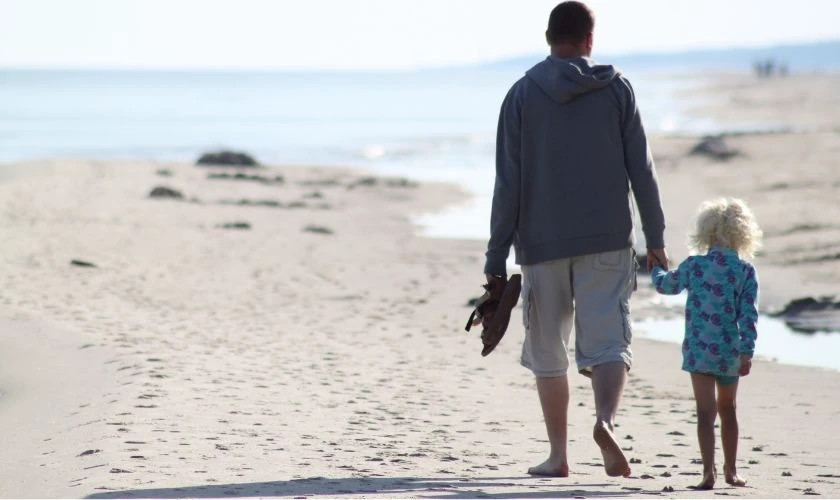 Hình ảnh gia đình quây quần bên cha trong bữa tối ấm cúng.