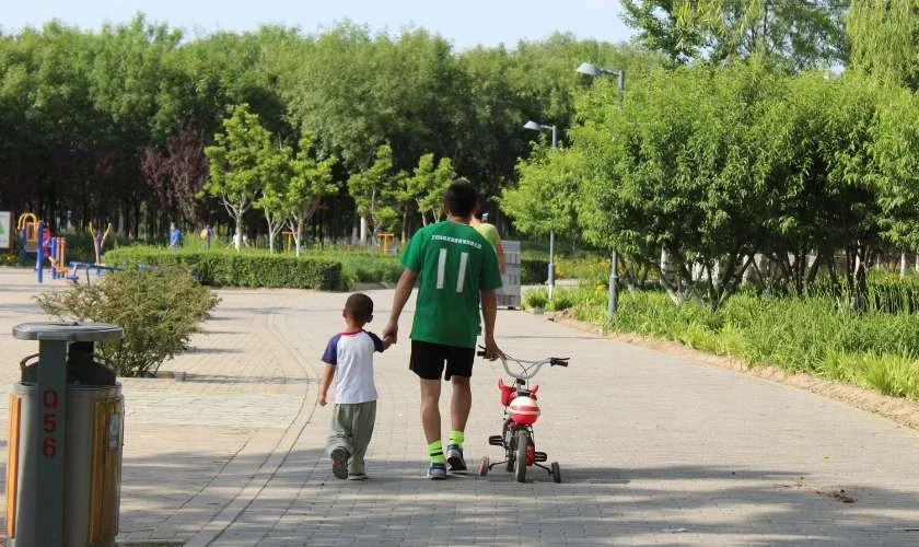 Hình ảnh cha và con gái cùng nhau đọc sách.