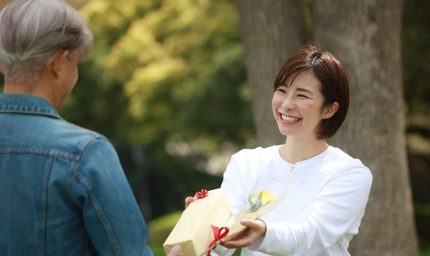 Hình ảnh cha và con cùng nhau làm vườn.