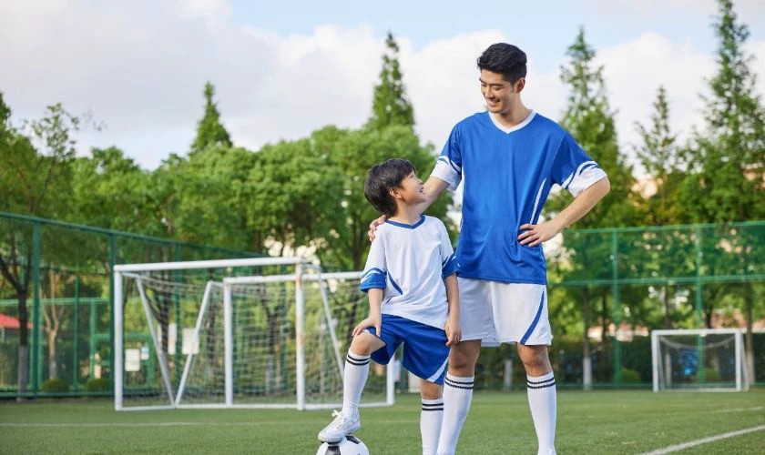 Hình ảnh cha và con cùng chơi đùa vui vẻ.