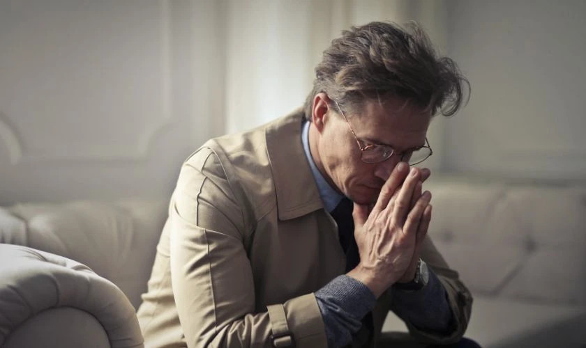 Hình ảnh một bông hoa đơn lẻ trên nền tối, thể hiện sự cô đơn.