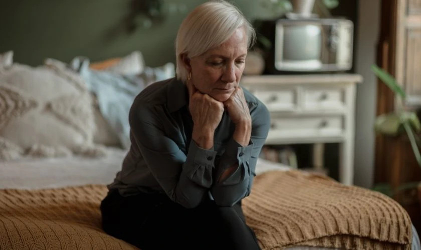 Hình ảnh cha và con gái đi dạo dưới mưa, thể hiện sự chia ly.