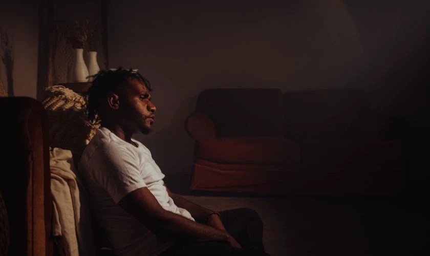 Hình ảnh cha và con trên con đường xa, thể hiện sự tiếc nuối.