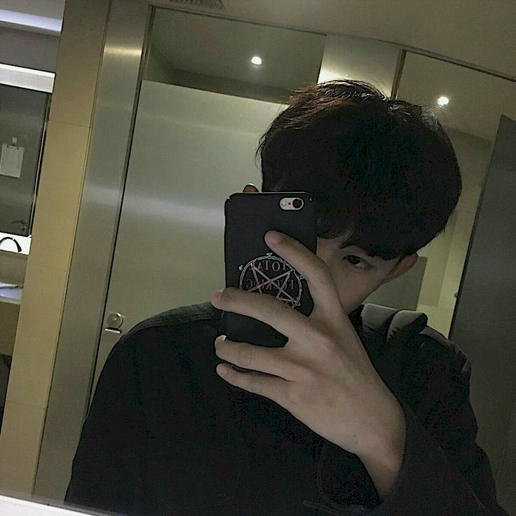 Hình ảnh trai đẹp dễ thương cầm điện thoại trước gương