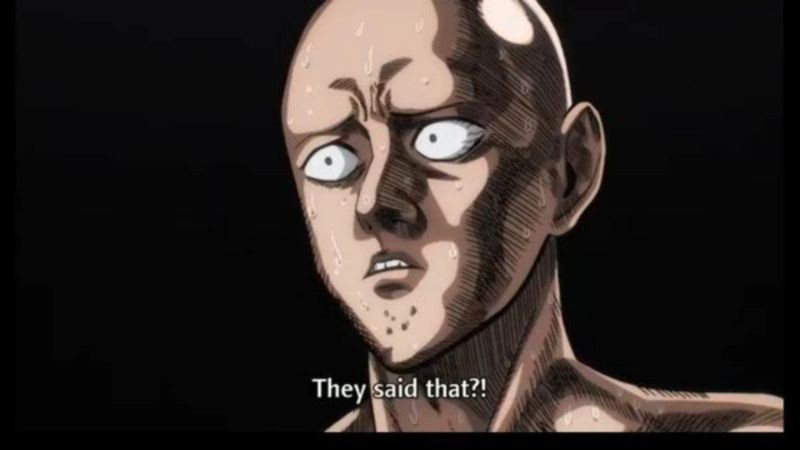 Một nhóm bạn đang cười đùa vui vẻ khi xem ảnh hài hước