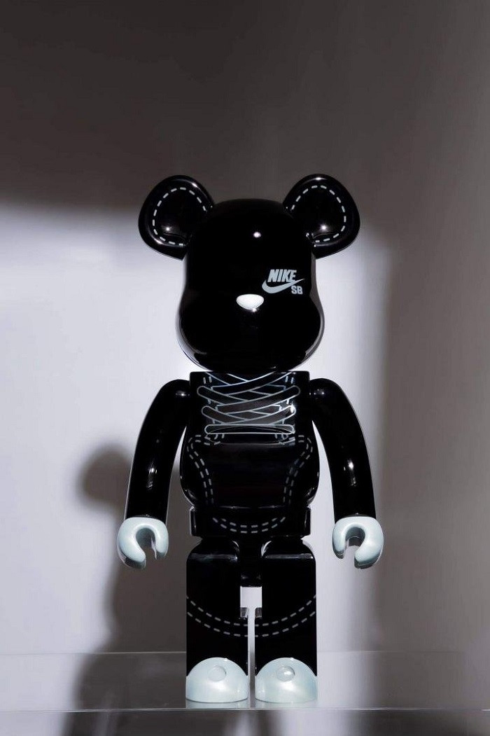 Hình nền Bearbrick hợp tác với Nike SB