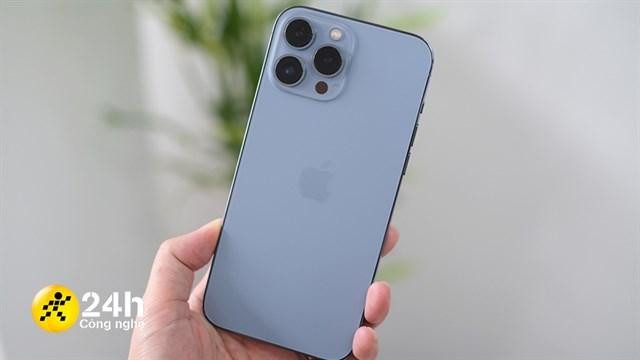 iPhone 13 Pro Max màu xanh dương nhạt Sierra Blue đẹp mắt, lựa chọn màu sắc ấn tượng.