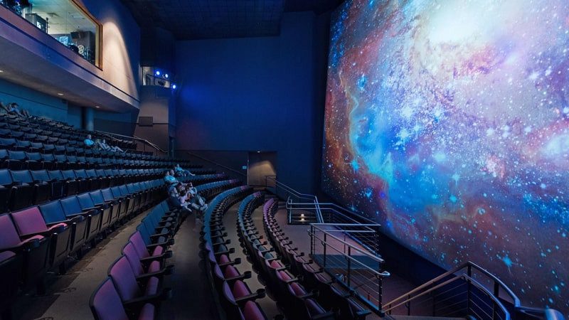 Khái niệm IMAX và logo hệ thống rạp chiếu phim