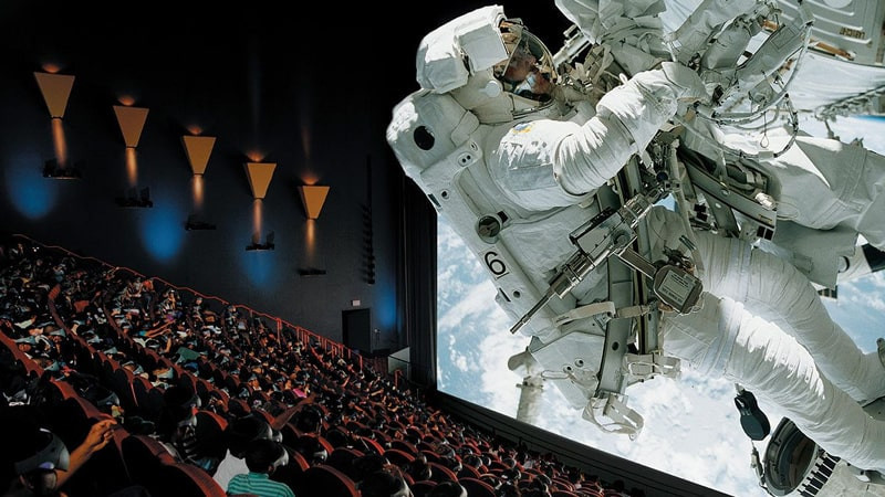 Khán giả hào hứng chờ xem phim tại rạp IMAX