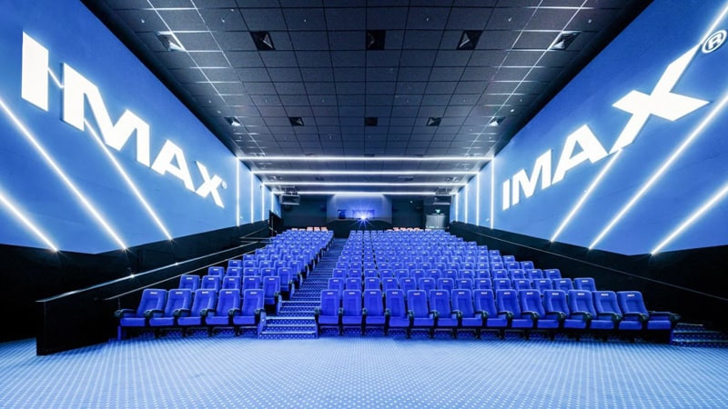 Khán giả ngồi trong rạp chiếu IMAX với màn hình cong và góc nhìn rộng