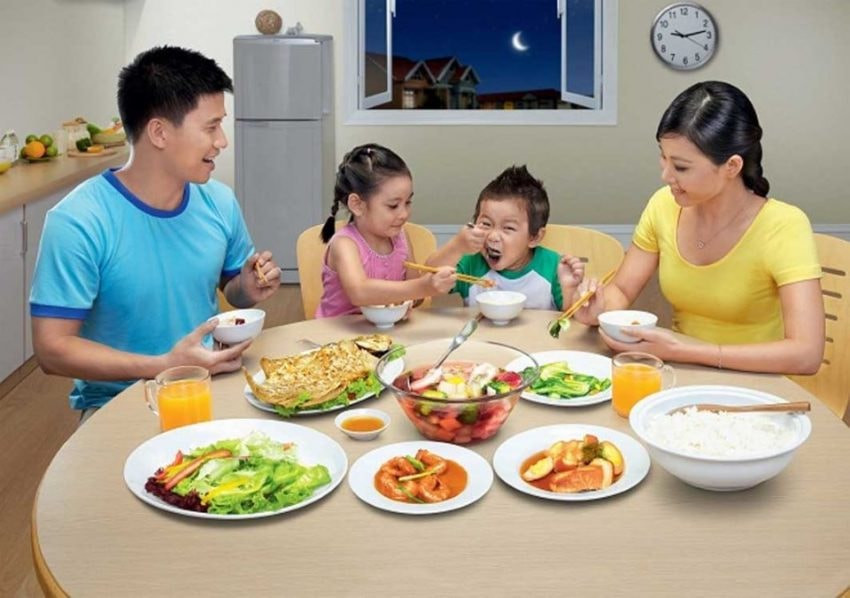 Khoảnh khắc chị gái ân cần gắp thức ăn cho em trai