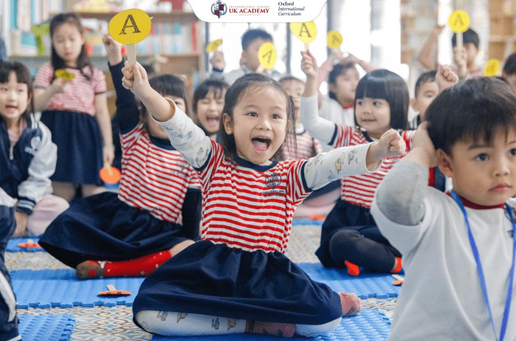 Không khí vui vẻ tích cực khi hướng dẫn trẻ nhỏ các bước vẽ con vật đơn giản