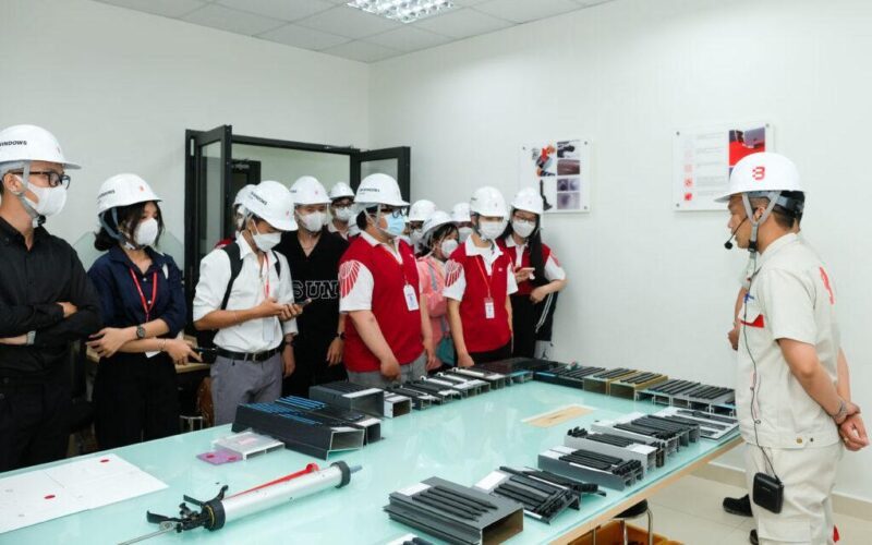 Kiến trúc sư hiện đại làm việc với bản vẽ và công nghệ trong tiếng Anh