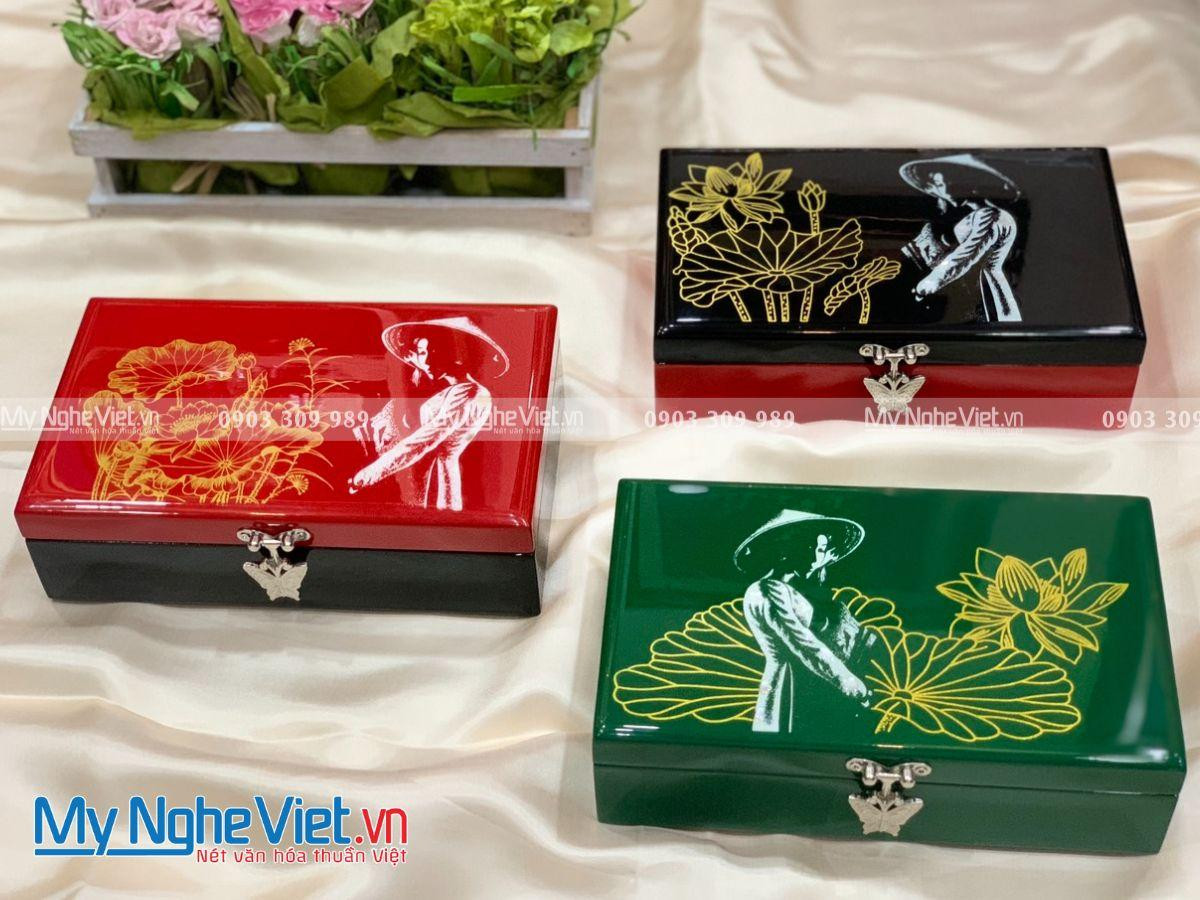 Kỹ thuật đánh bóng và tạo khối cho tranh vẽ hoa sen bằng bút chì chuyên nghiệp, thể hiện sự tinh xảo