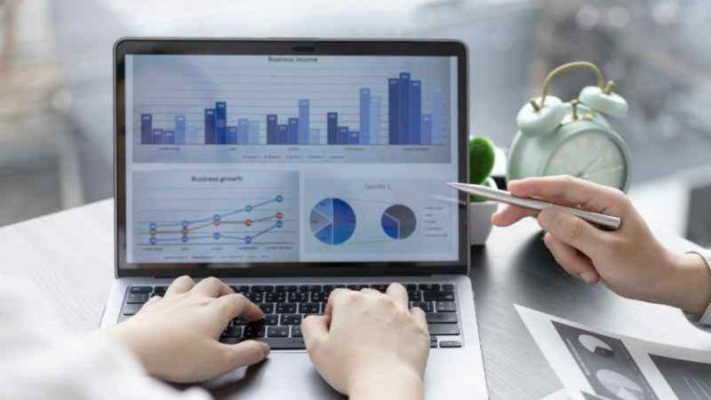 Mã code hiển thị trên màn hình máy tính, tượng trưng cho công việc lập trình của Thực tập sinh Developer.