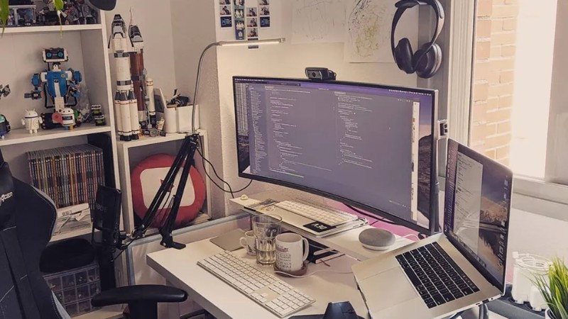 Máy tính để bàn kết nối với thiết bị âm thanh ngoài để phát nhạc Hi-Res Audio