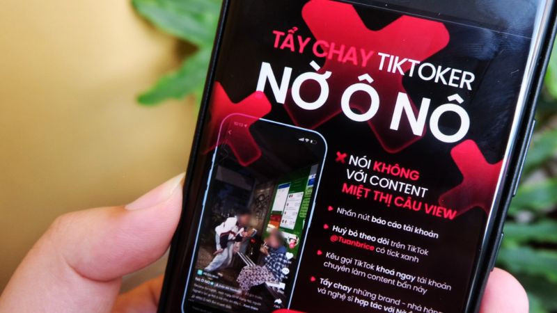 Minh họa khái niệm "bú fame" - hành động cố gắng lợi dụng danh tiếng của người nổi tiếng khác hoặc sự kiện nóng để kéo sự chú ý về bản thân.