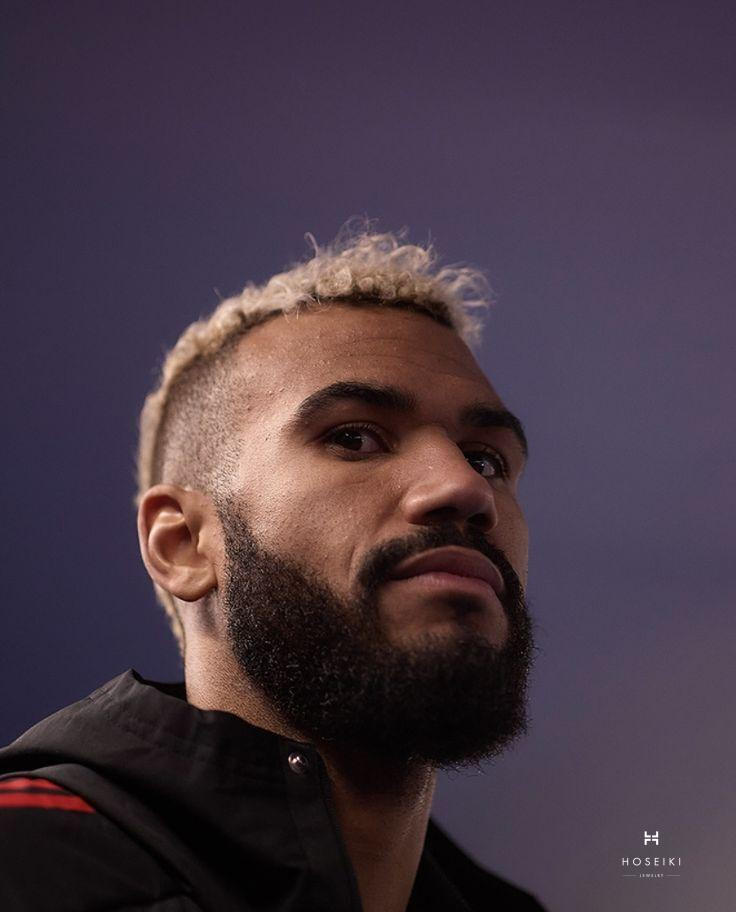 Một chàng trai trẻ khác với mái tóc Mohican chéo được cắt sắc nét