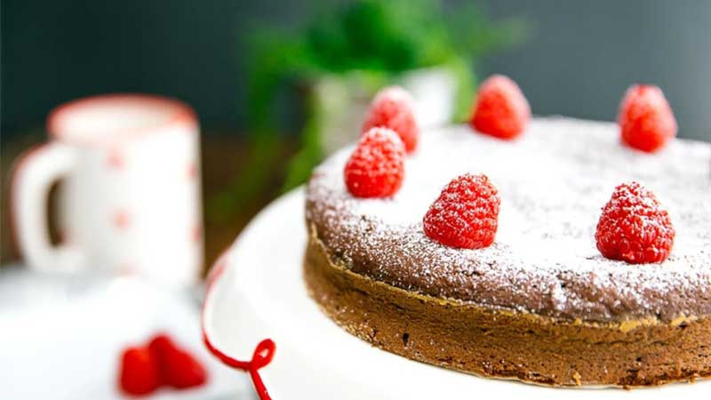 Một chiếc bánh GATO (Gâteaux) sinh nhật được trang trí đẹp mắt