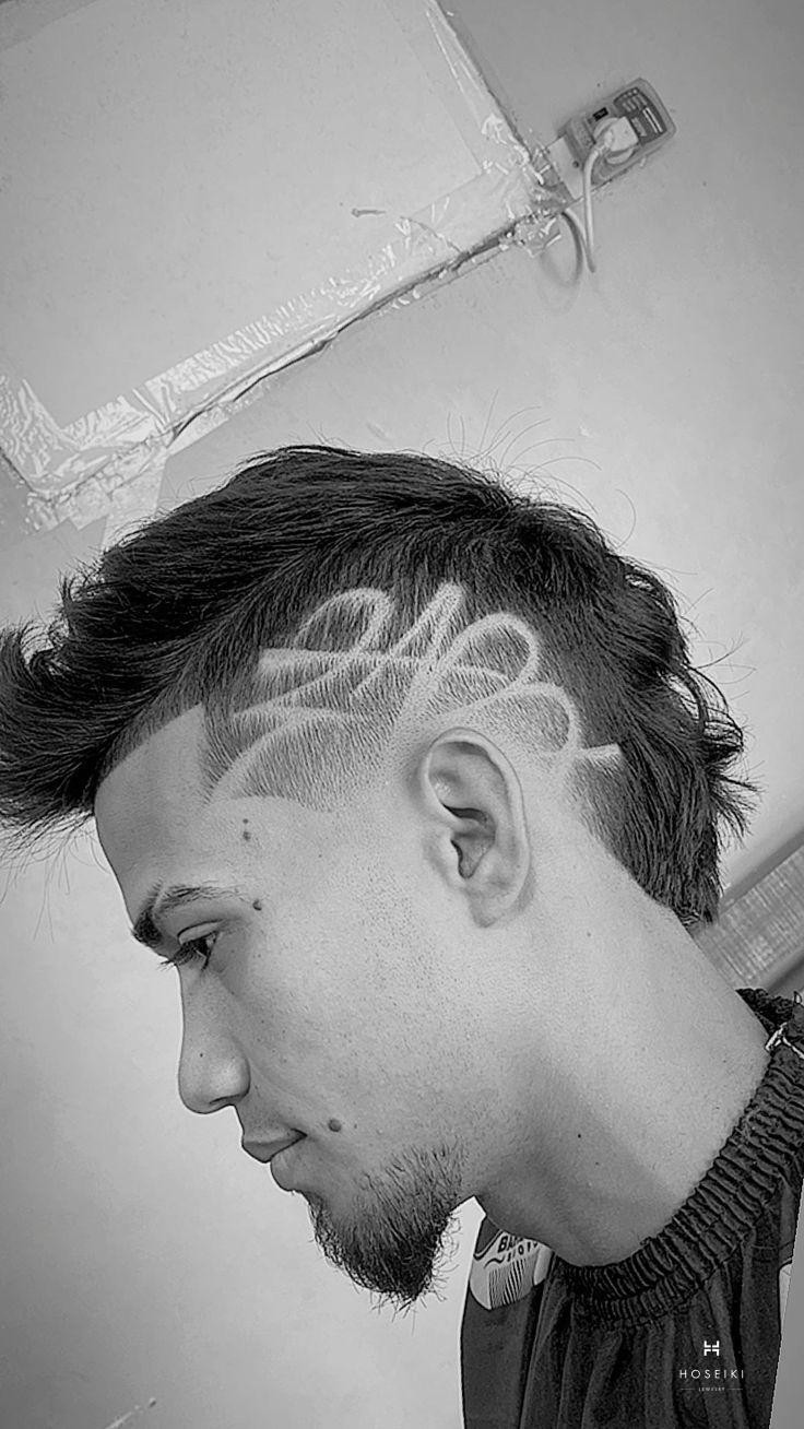 Một góc chụp cận cảnh tóc Mohican chéo được cắt tỉa gọn gàng