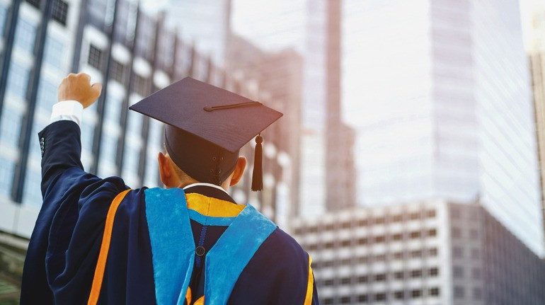 Một góc khuôn viên trường đại học công lập rộng lớn với sinh viên