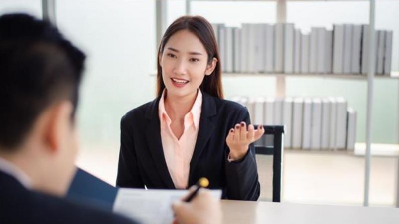 Một người trẻ đang suy nghĩ về các lựa chọn nghề nghiệp khác nhau, minh họa việc thực tập giúp xác định công việc phù hợp.