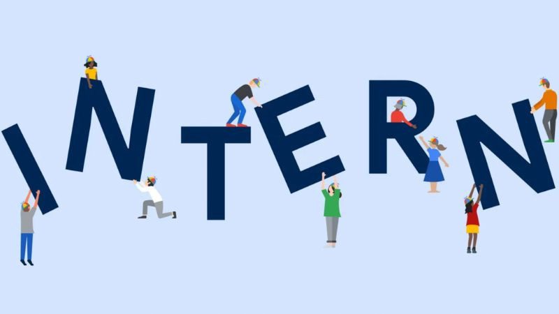 Một thực tập sinh (intern) đang làm việc trên máy tính, hình ảnh biểu trưng cho việc học hỏi và áp dụng kiến thức thực tế trong môi trường doanh nghiệp.