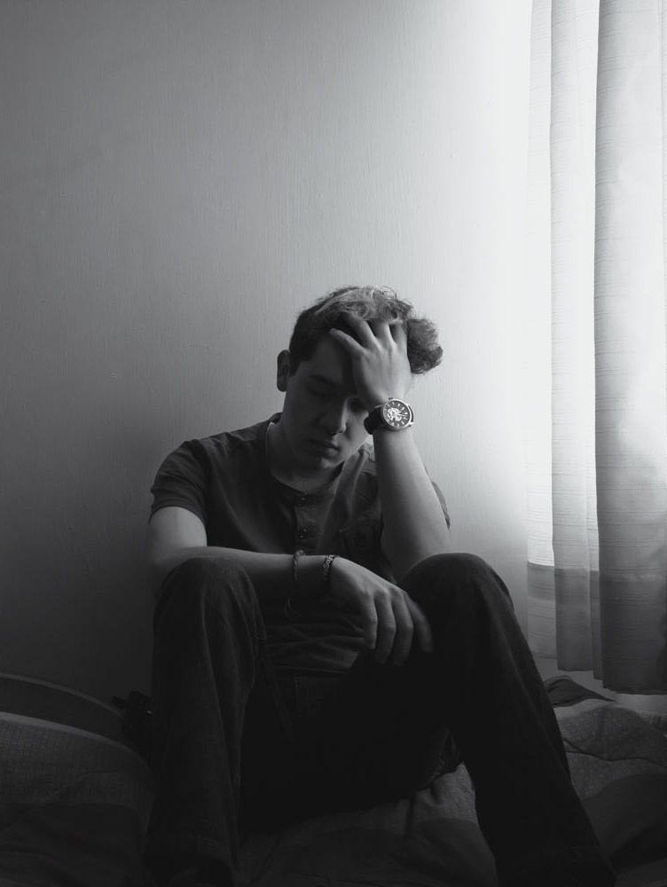 Nam giới sadboiz nhìn xuống với vẻ mặt hối hận