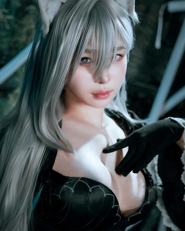 Nét mặt lạnh lùng nhưng đầy chiều sâu được thể hiện qua cosplay Shiroko