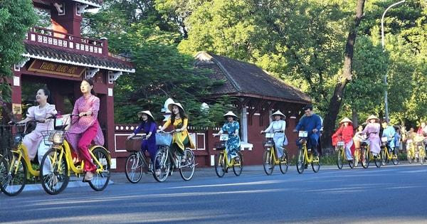 Nét vẽ họa tiết đầu báo tường đơn giản mà tinh tế, sử dụng hoa lá cách điệu và chữ viết tay mềm mại, phù hợp với chủ đề thiên nhiên