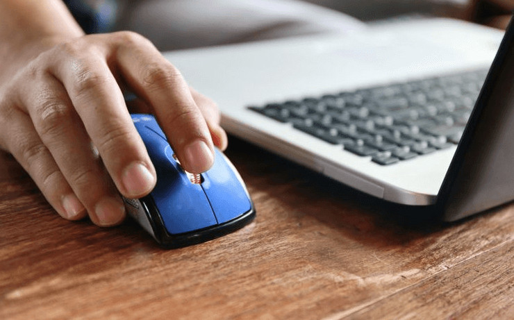 Người dùng thao tác với chuột máy tính trong môi trường làm việc, minh họa tầm quan trọng của DPI chuột phù hợp để nâng cao năng suất và sự thoải mái.