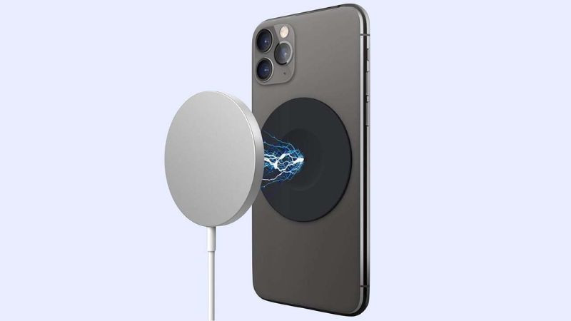 Người dùng vừa sạc MagSafe vừa sử dụng iPhone tiện lợi