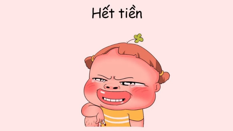 Người phụ nữ cười gượng khi kiểm tra số dư cuối tháng