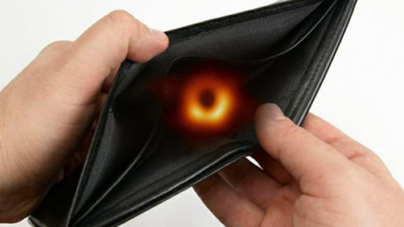 Người trẻ đang kiểm tra số dư tài khoản trên điện thoại