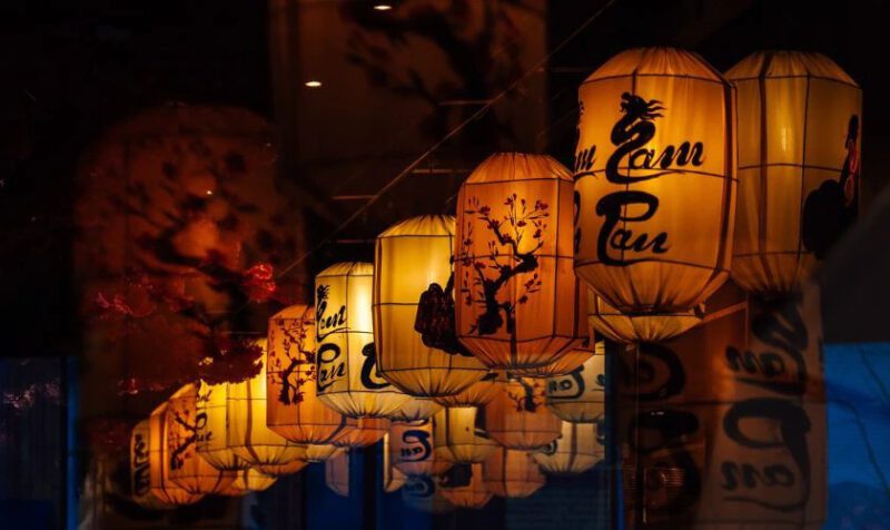 Những chiếc lồng đèn truyền thống đa sắc màu cho đêm Trung Thu