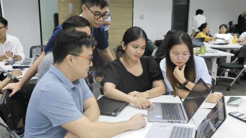 Phát triển ý tưởng sáng tạo cho chiến lược truyền thông, sử dụng các yếu tố thu hút