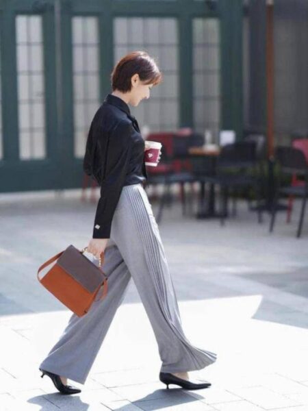 Phụ nữ 40 mặc trang phục màu be thanh lịch